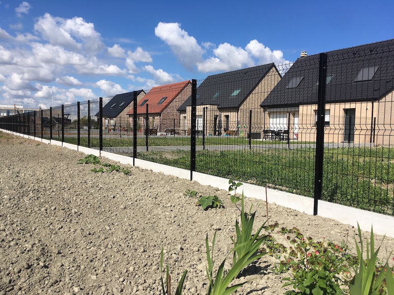 Chantier de clôture rigide pour un lotissement