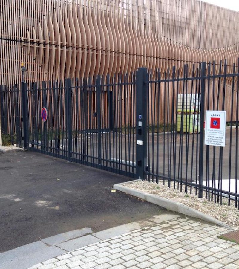 Entrée avec clôture et portail barreaudés